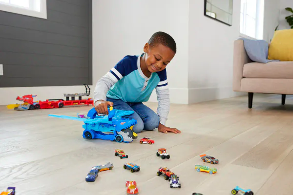 Hot Wheels City Ultimate Dragon Hauler lekesett med 2 biler